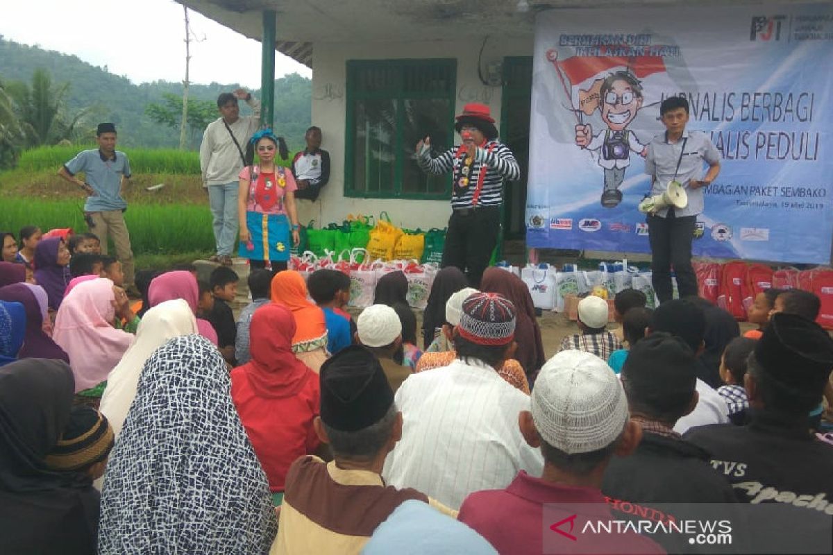 Jurnalis bagikan kebutuhan pokok untuk masyarakat pelosok Tasikmalaya