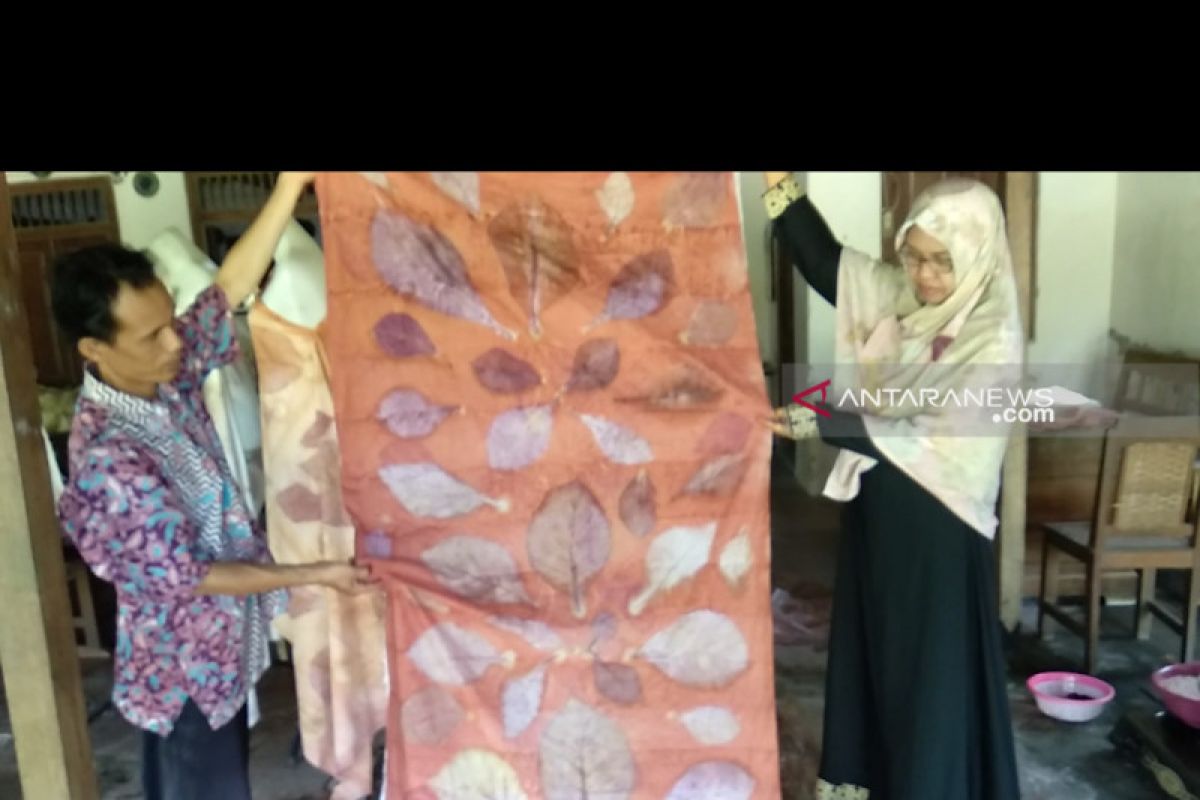 Seniman Tulungagung produksi batik dari daun