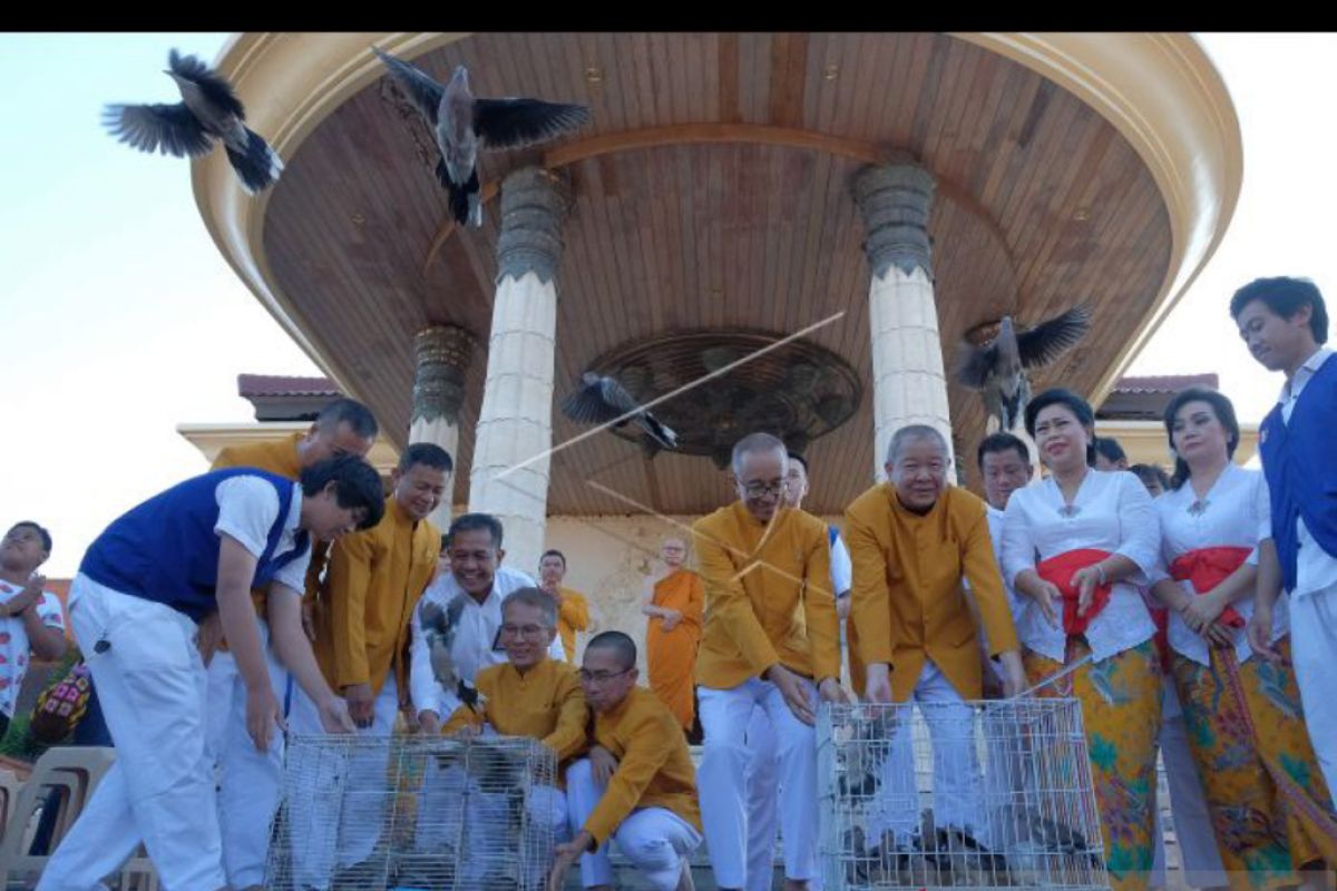 Umat Buddha Denpasar peringati Hari Waisak dengan melepas ribuan ekor burung