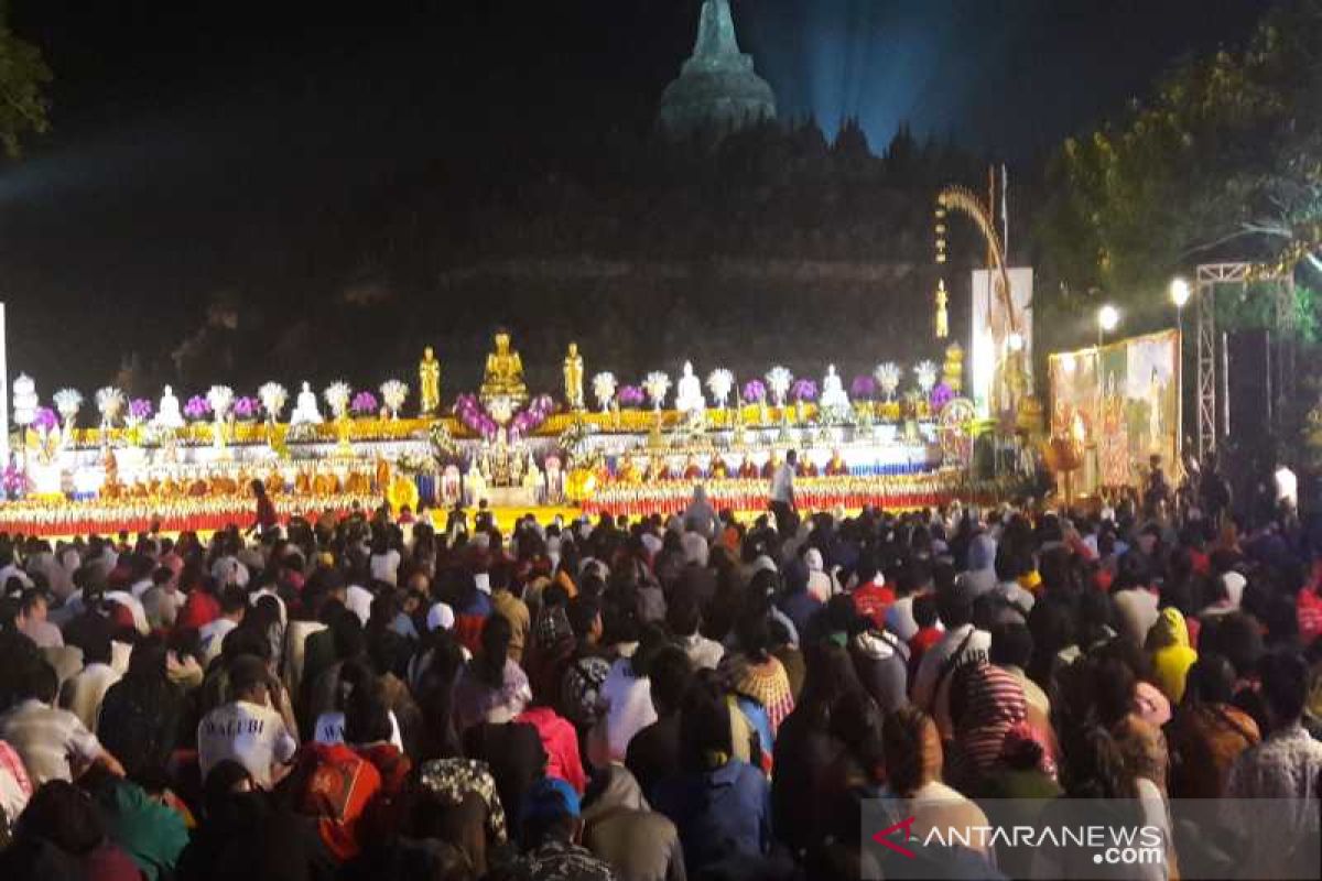 Umat Buddha ikuti detik-detik Waisak di Pelataran Borobudur