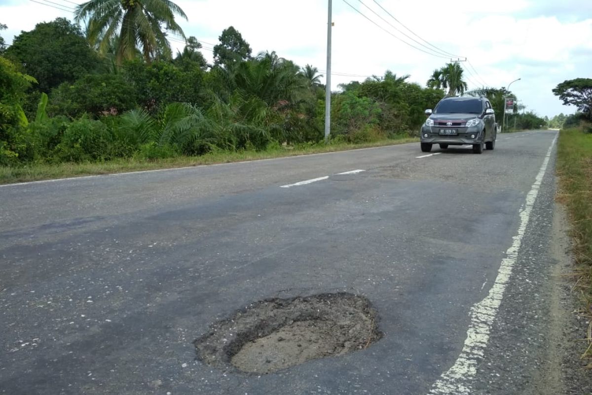 Jalur mudik  jalan lintas tengah Sumatera diwarnai aspal terkelupas