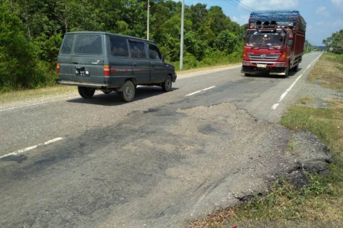Aspal terkelupas hiasi jalur mudik jalan lintas tengah Sumatera