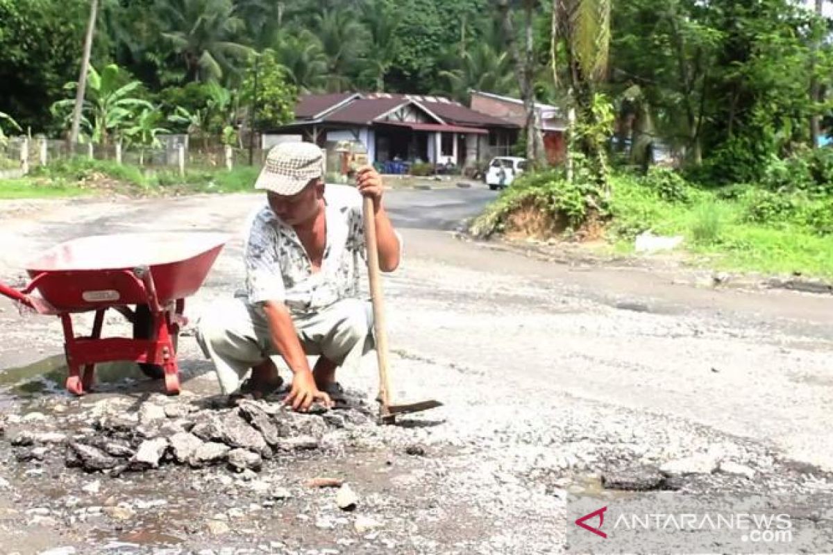 Jalan rusak di jalur Medan-Aceh via Berastagi, warga berswadaya (Video)