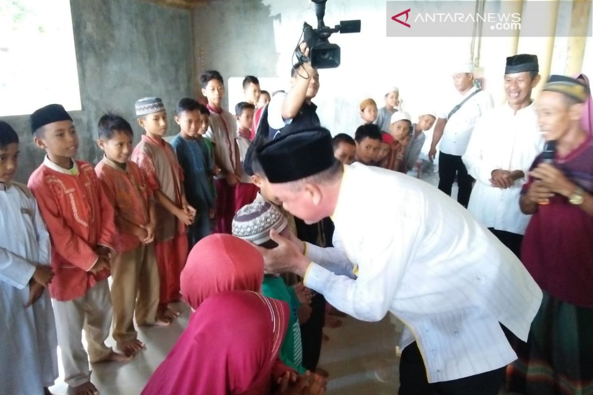 Regent gives aid in Tanjung Batu Village