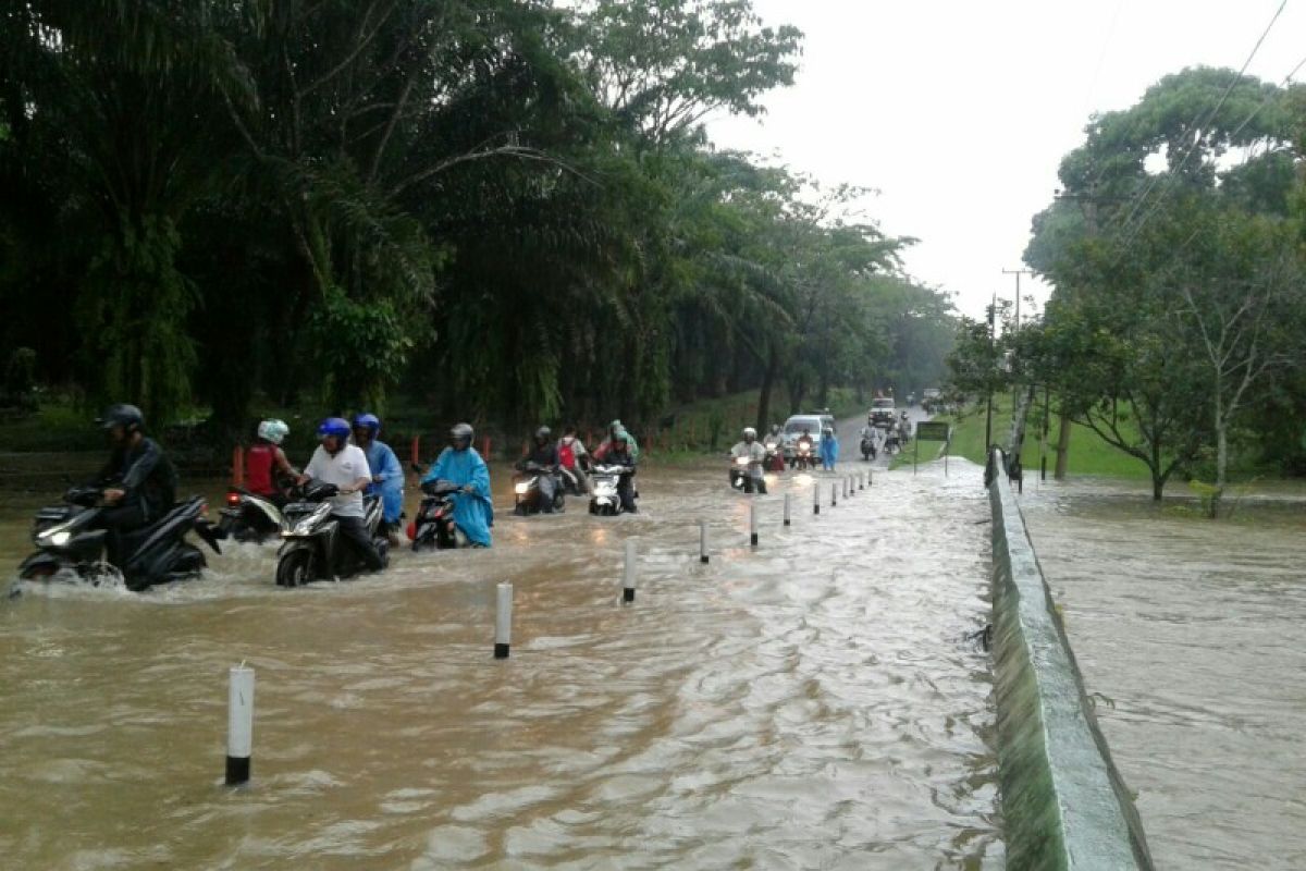 Satu jalan nasional, tiga jalan provinsi di Simalungun langganan tergenang air