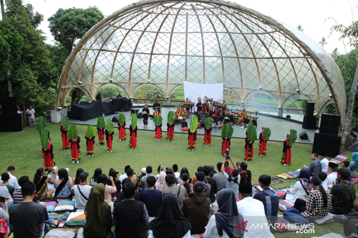 Kesenian gandrung digelar setiap bulan di Festival Lembah Ijen Banyuwangi