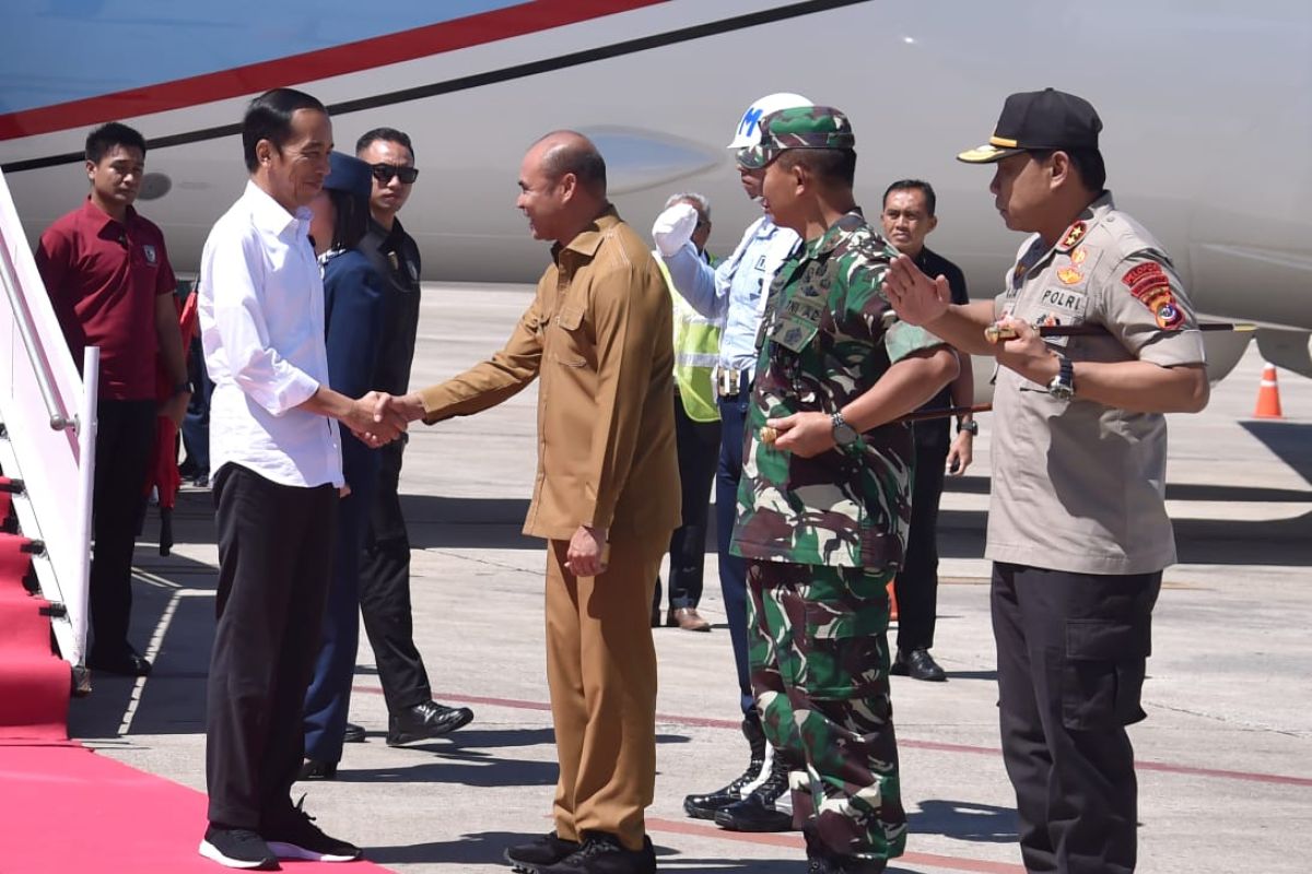 Presiden Jokowi menumpang CN-295 resmikan bendungan Rotiklot di NTT