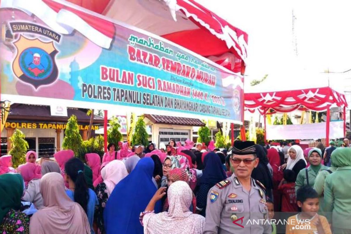 Bhayangkari Polres Tapanuli Selatan gelar pasar murah