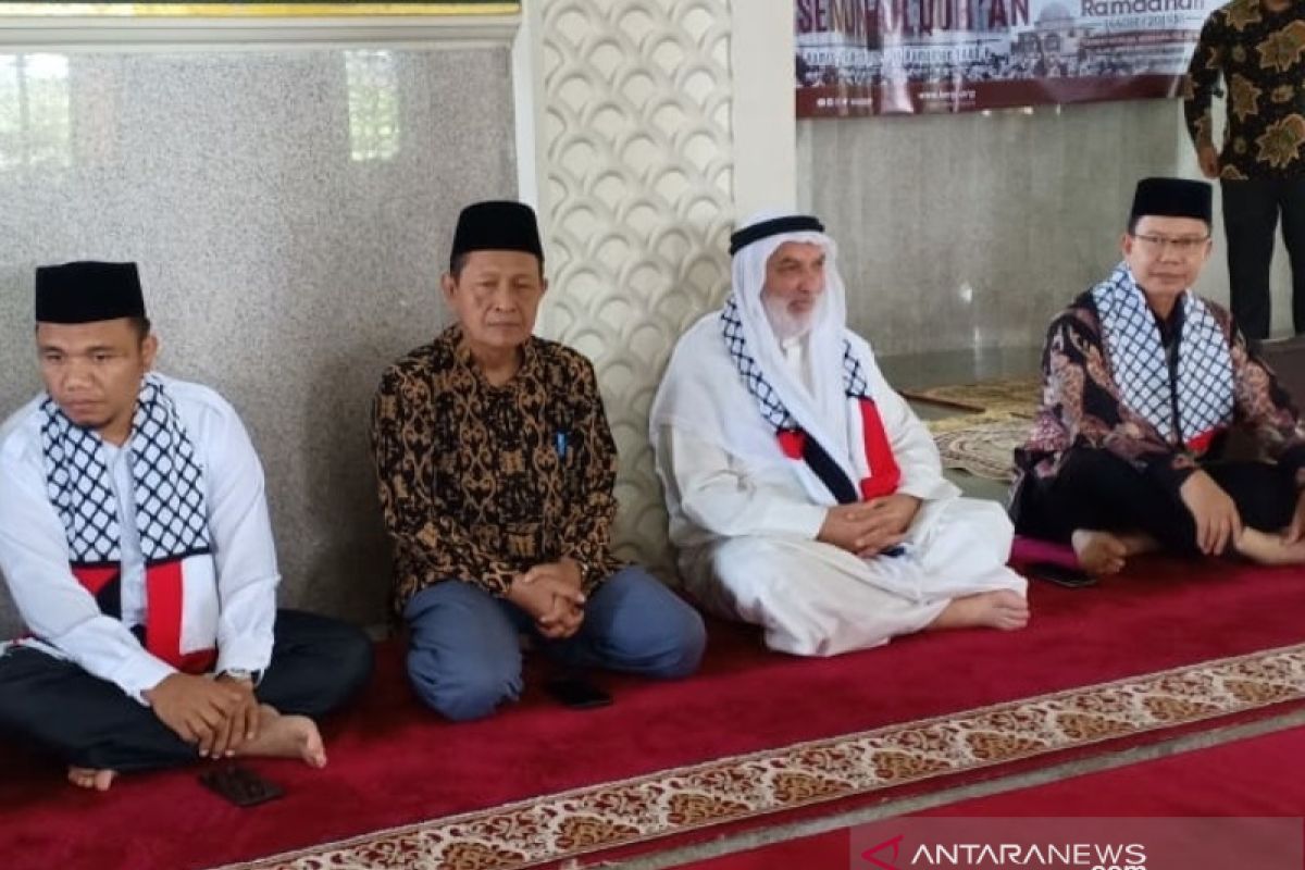Bantu rakyat Palestina, maysarakat Aceh Jaya sumbang uang dan perhiasan