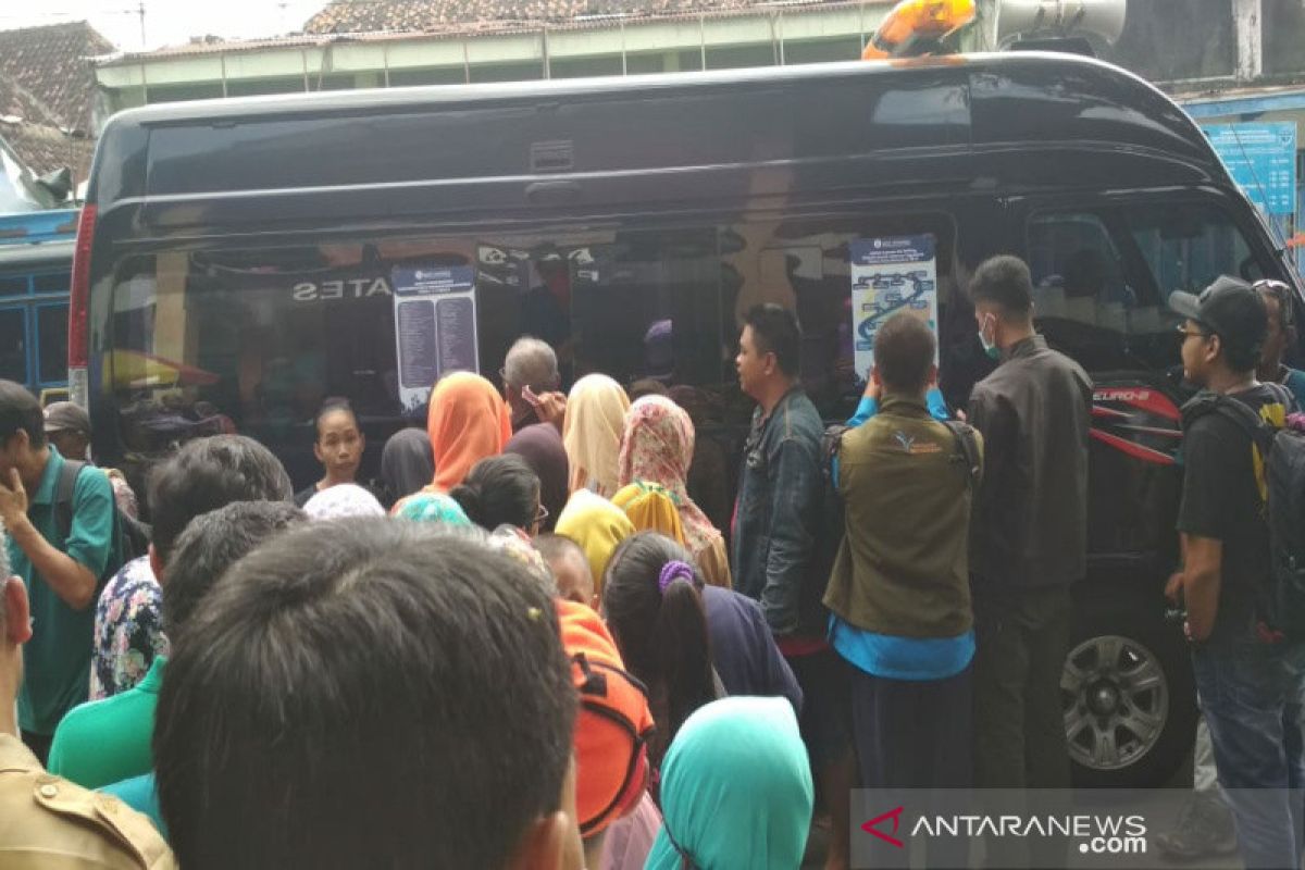 Warga Kulon Progo menyerbu mobil layanan penukaran uang