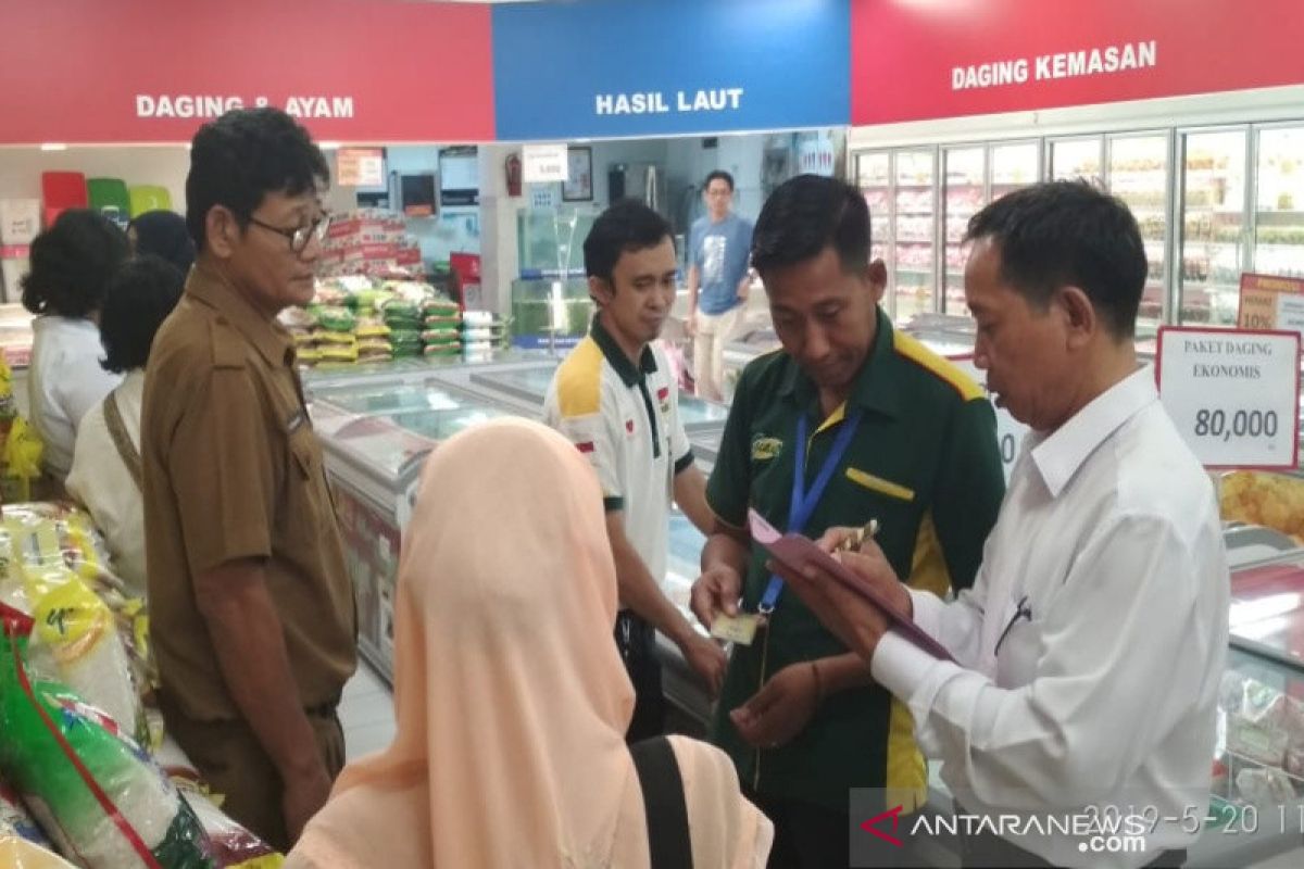 Polresta Banjarmasin periksa makanan kedaluwarsa di swalayan