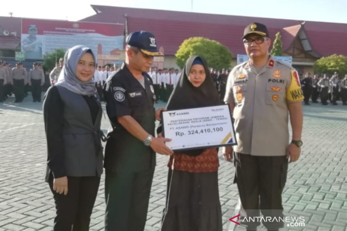 Anggota Polda Kalsel gugur saat pemilu 2019 terima penghargaan Mendagri