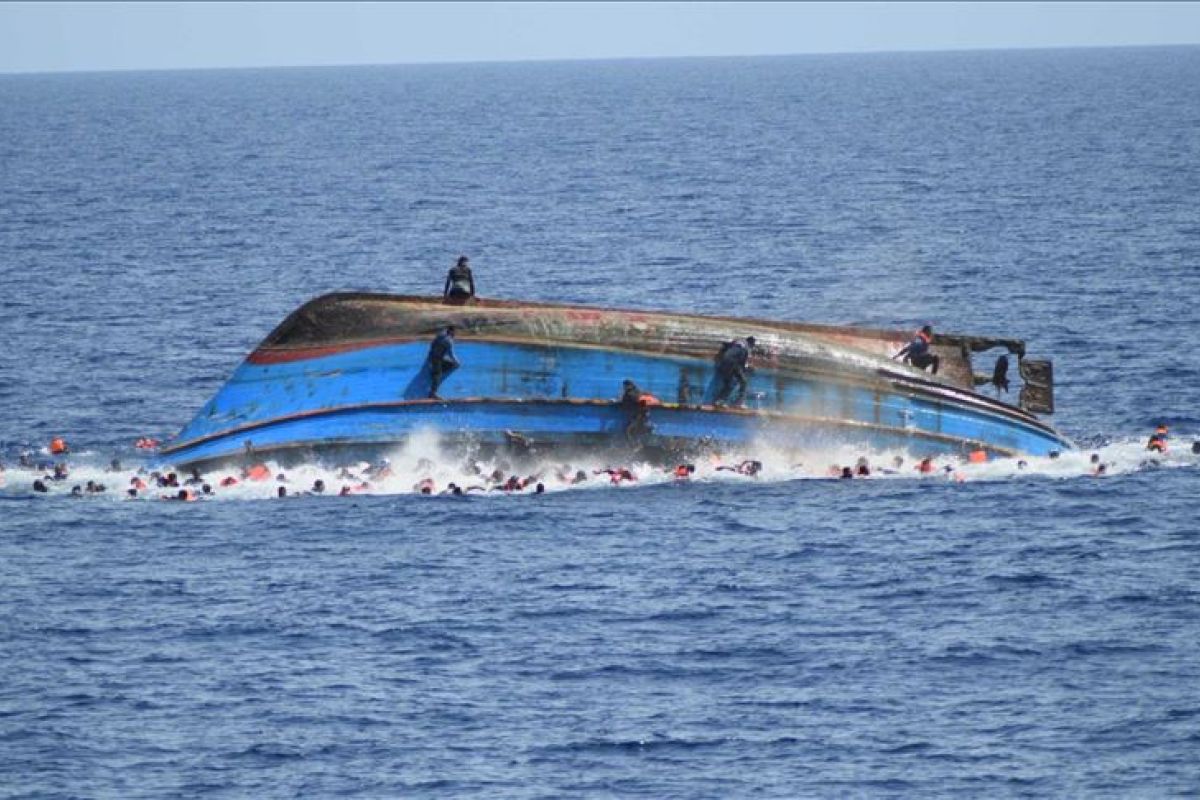 Puluhan migran berhasil diselamatkan setelah kapal terbalik