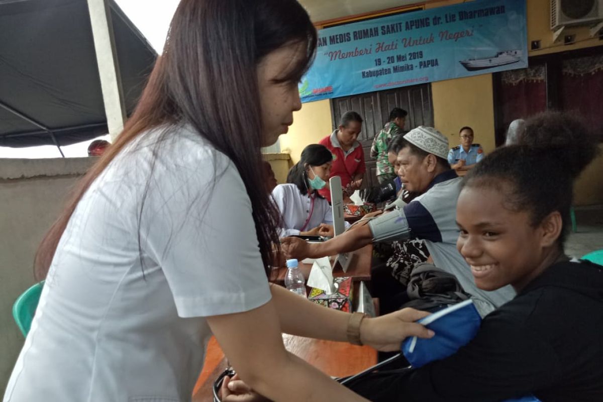 Warga antusias ikut pemeriksaan kesehatan gratis yang digelar Polres Mimika