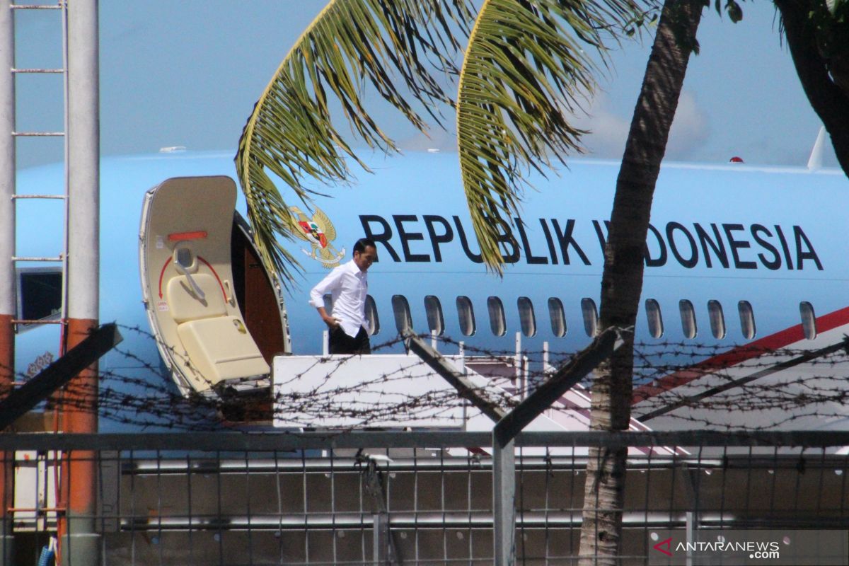 President Jokowi and entourage land at El Tari Kupang Airport