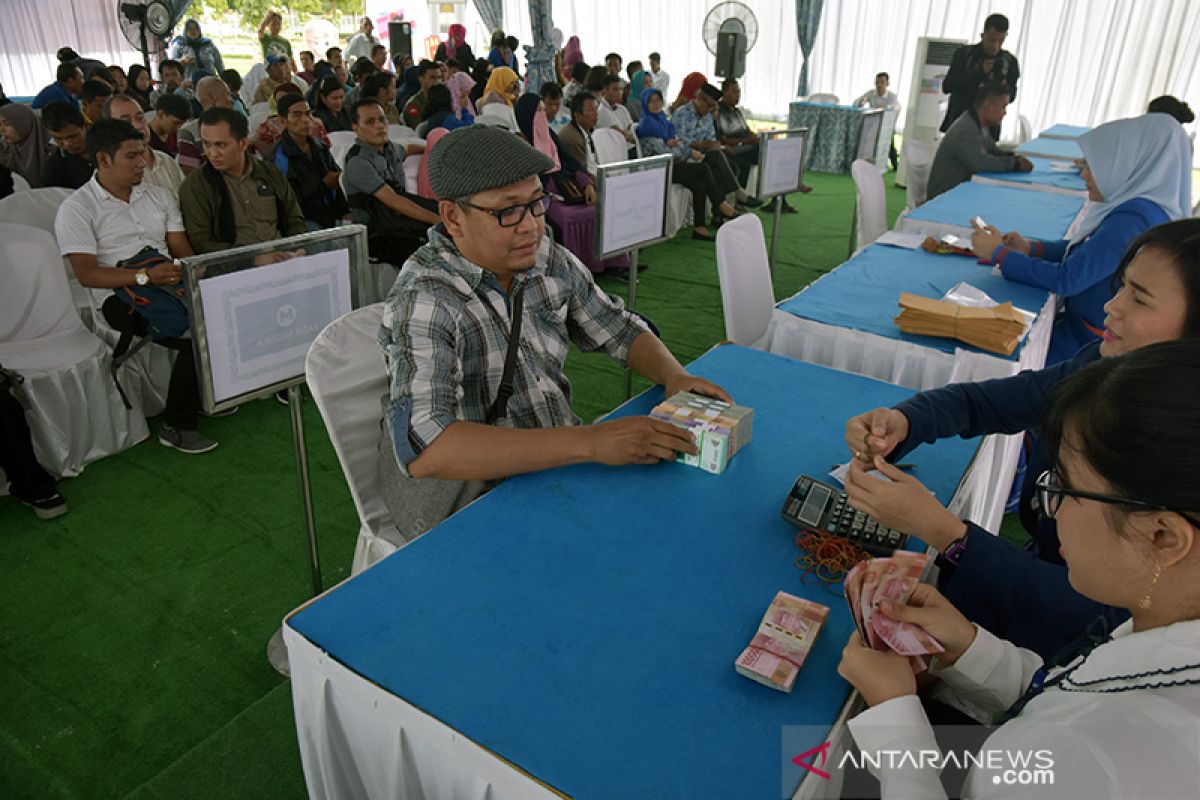 Begini antusias warga saat penukaran uang di halaman kantor Gubernur Riau