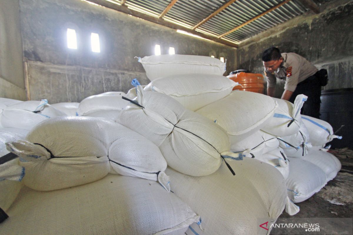 Polisi gerebek rumah produksi minuman keras ilegal di Manokwari