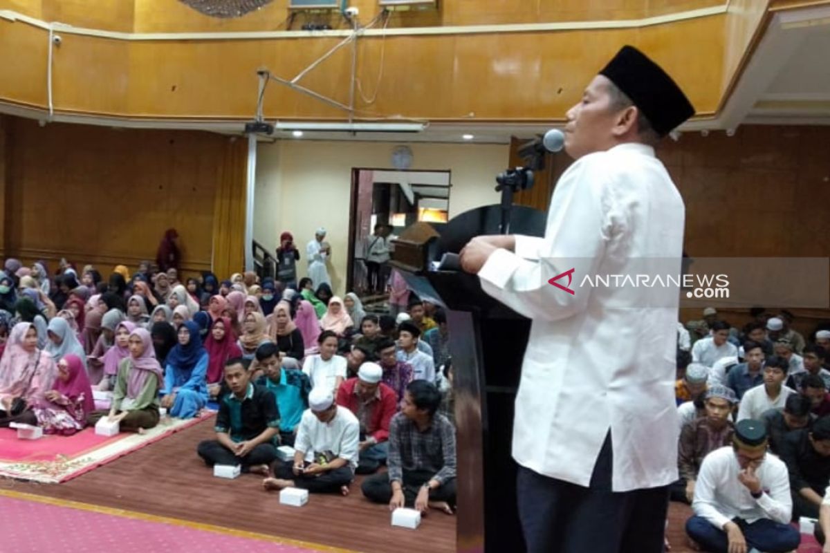 Sekda HST bukber dengan mahasiswa di Banjarmasin