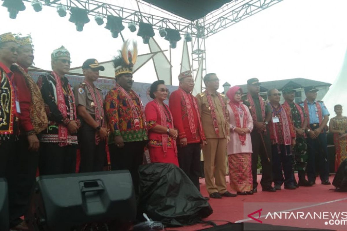 Ratusan warga Dayak Sarawak hadir di Pekan Gawai Dayak Kalbar