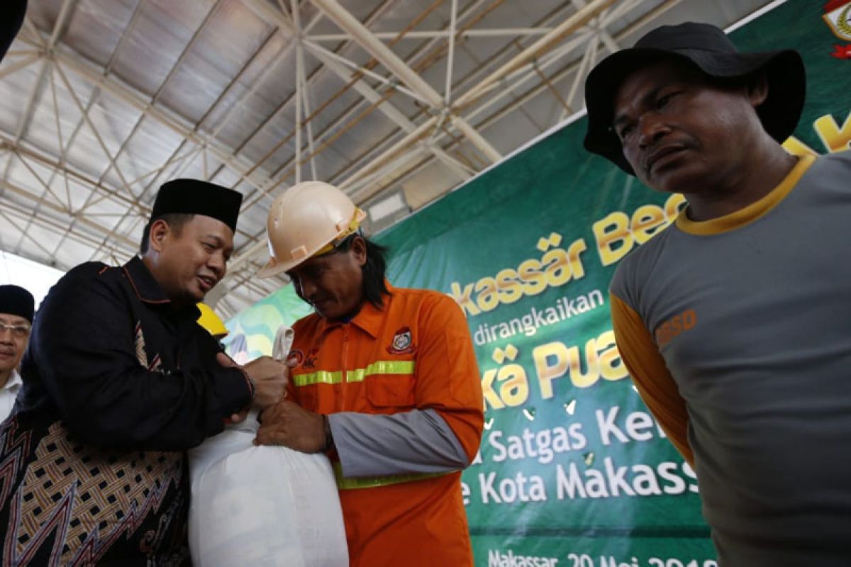 Iqbal Suhaeb serahkan 3.000 paket zakat kepada satgas kebersihan