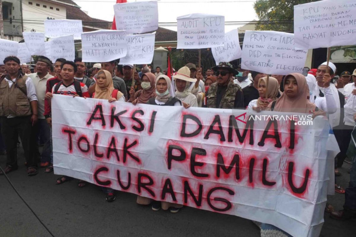 Tolak kecurangan pemilu, puluhan warga aksi damai di Kantor KPU Jember