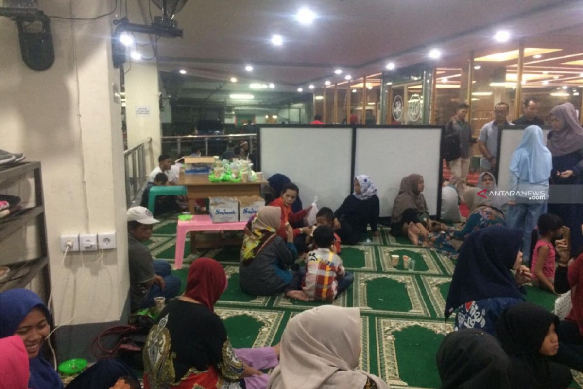 Masjid di Plaza Andalas Padang sediakan takjil dan nasi kotak gratis