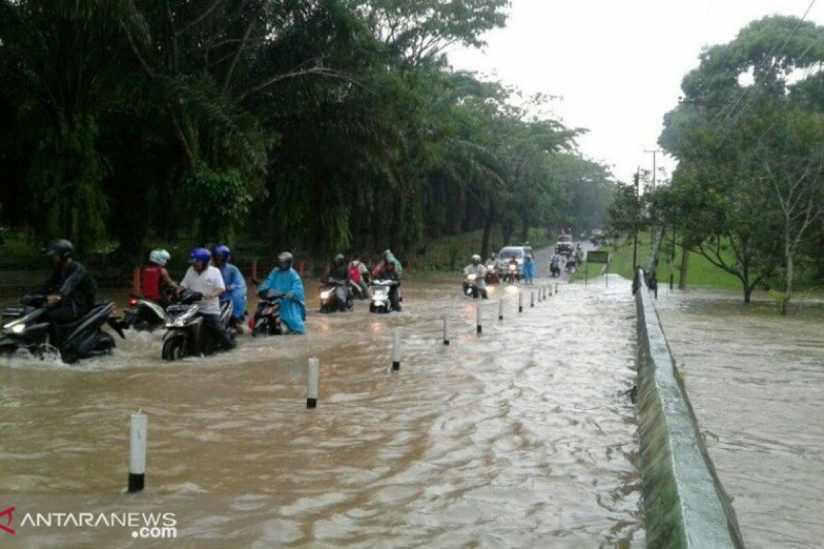 Jalan nasional kerap tergenang air