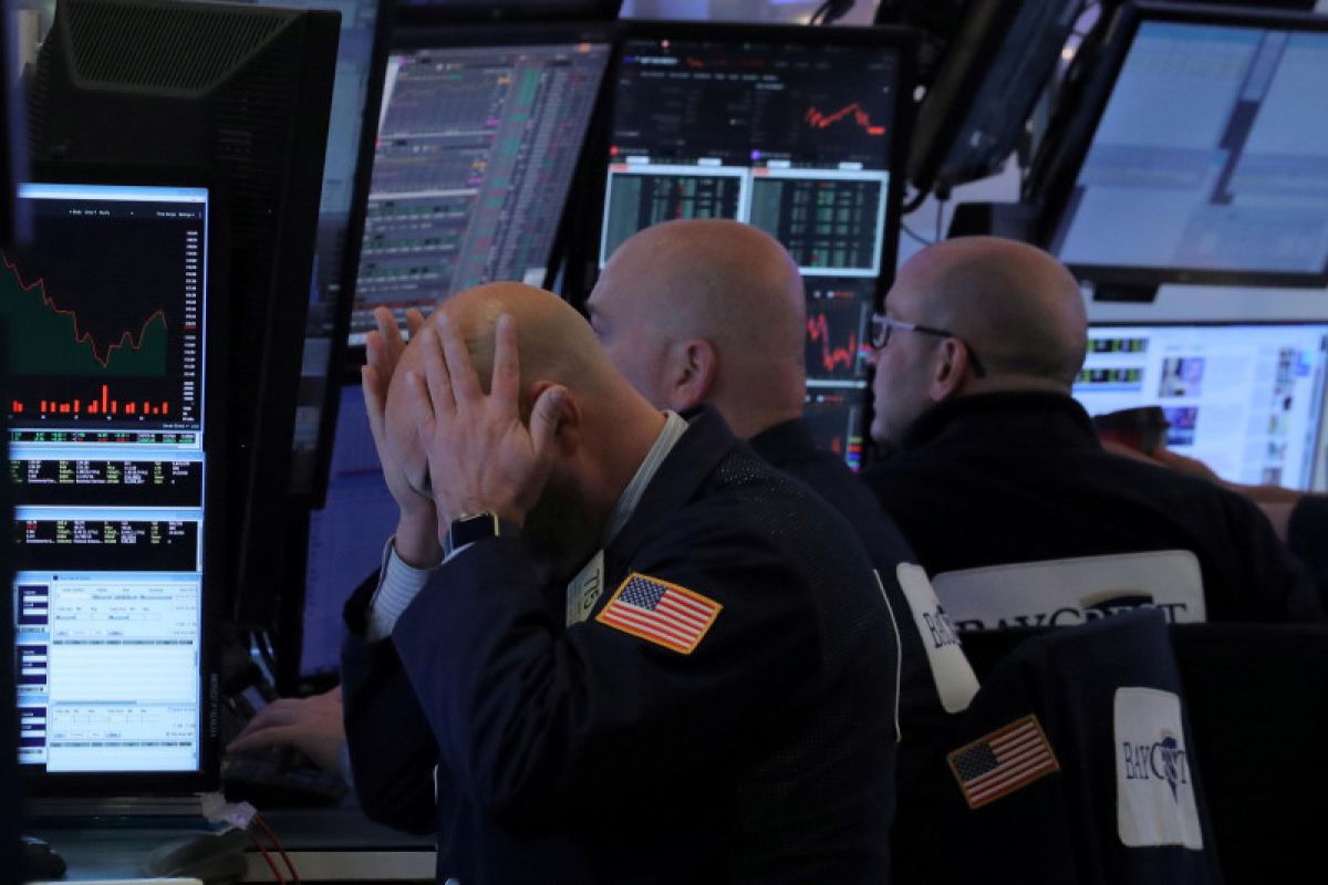 Wall Street ditutup melemah tertekan data ekonomi dan perang dagang