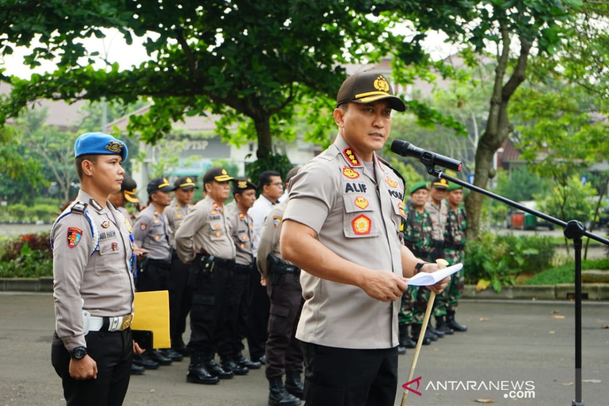 Polresta Tangerang periksa barang bawaan aksi demo 22 Mei