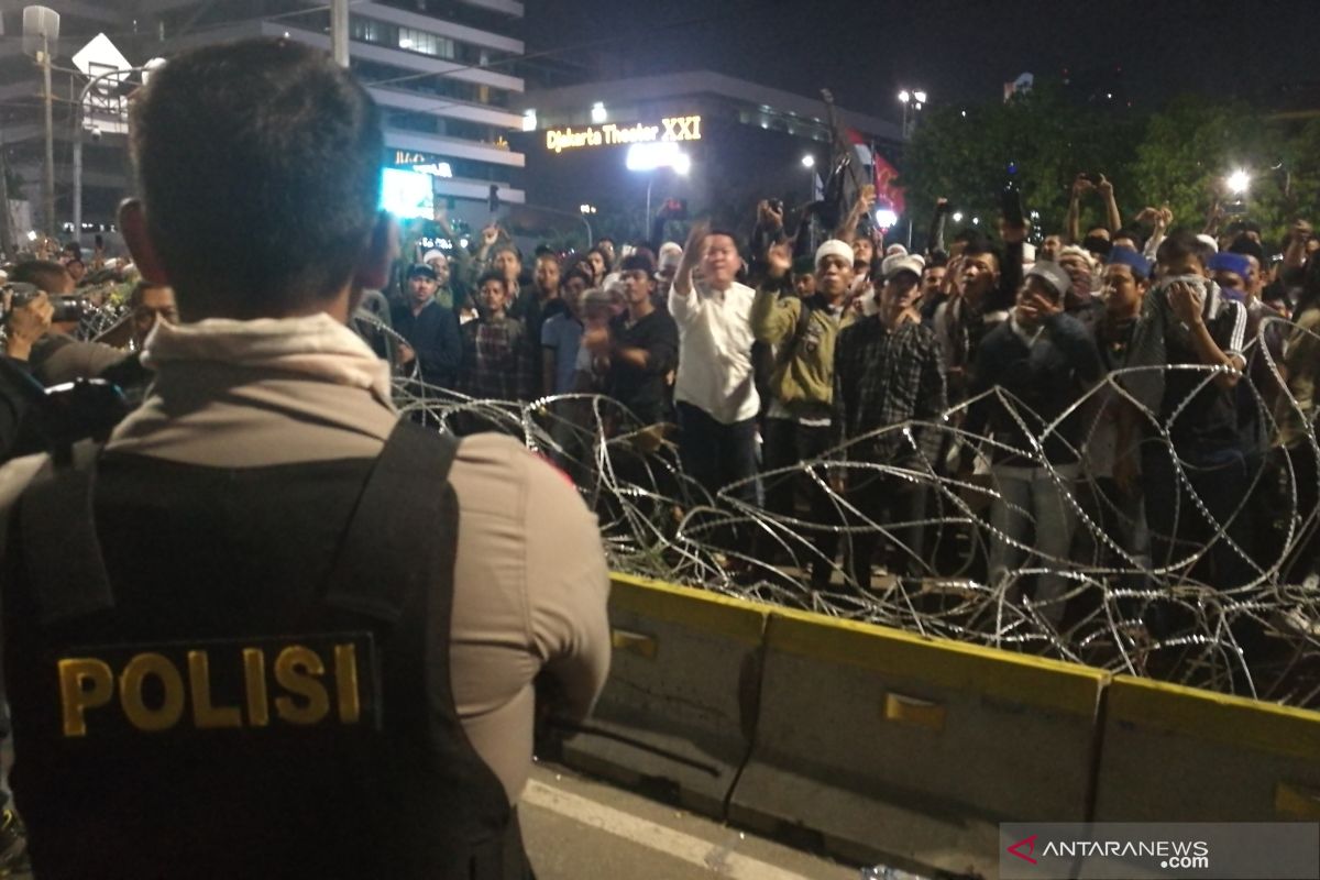 Polisi memgamankan beberapa demonstran di Bawaslu