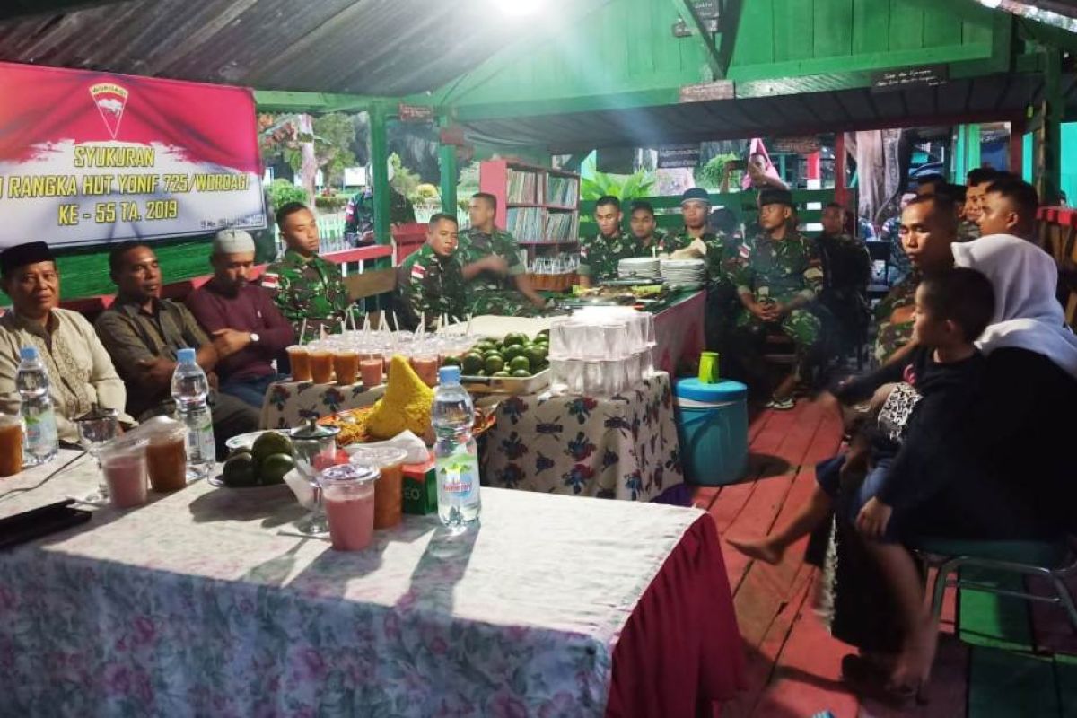 Yonif 725/WRG buka puasa bersama warga perbatasan