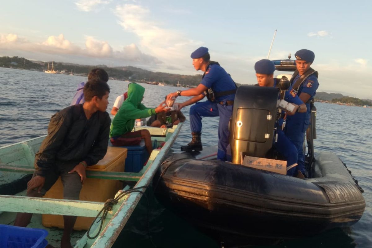 Kapal Patroli Gelatik bagikan takjil ke masyarakat pesisir Sorong