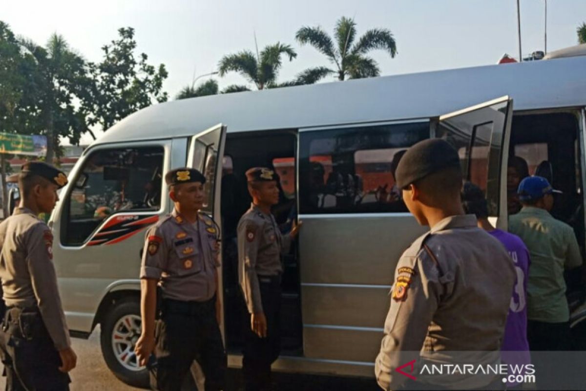 Polisi razia massa yang akan ke Jakarta