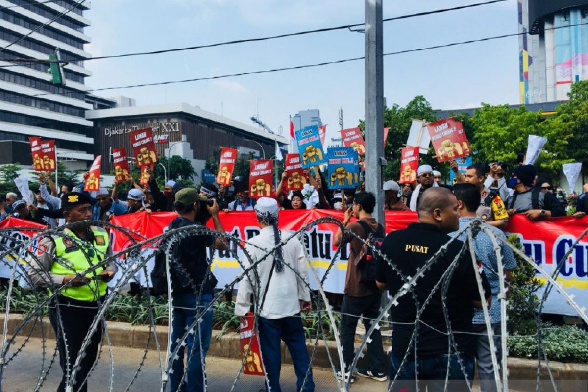 Massa mulai berdatangan di depan Gedung Bawaslu RI