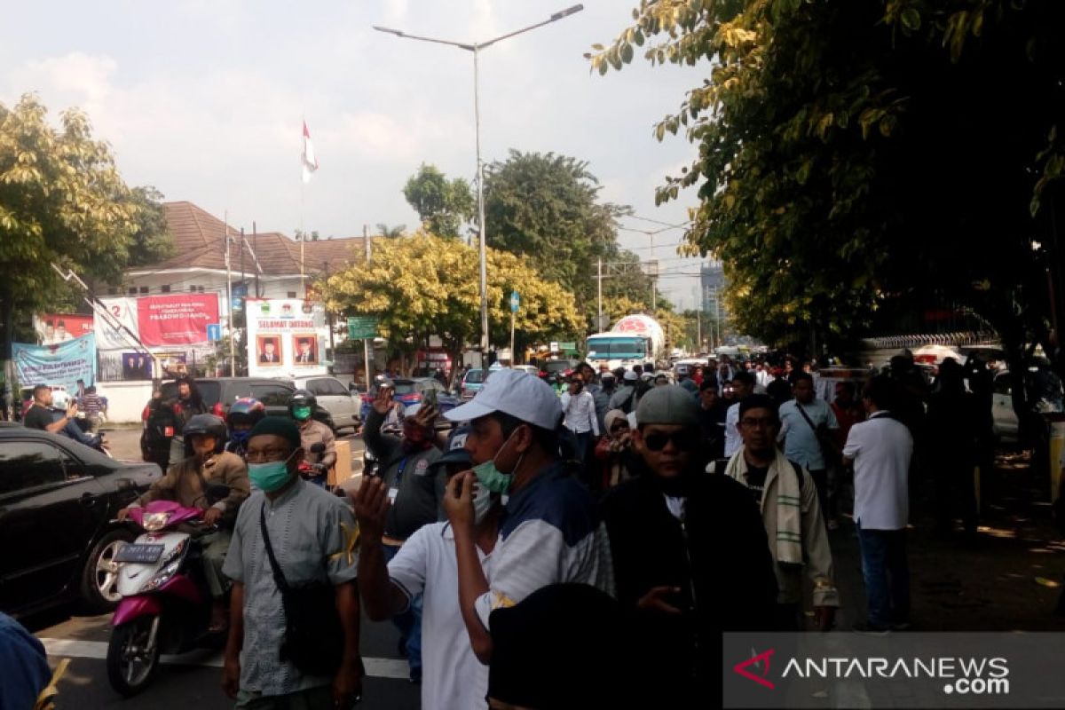 Massa Prabowo-Sandi mulai bergerak menuju gedung Bawaslu RI