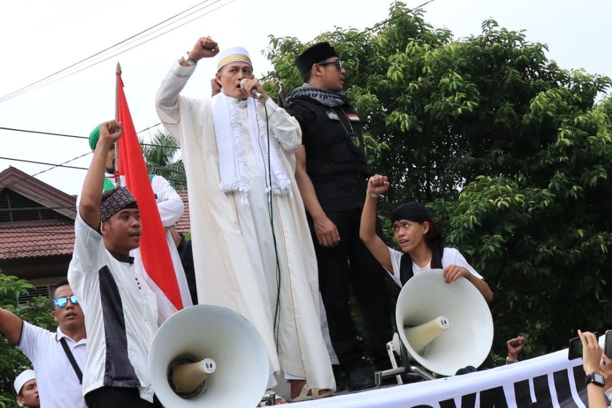 Ratusan massa demo KPU Kalbar terkait penyelenggaraan Pemilu