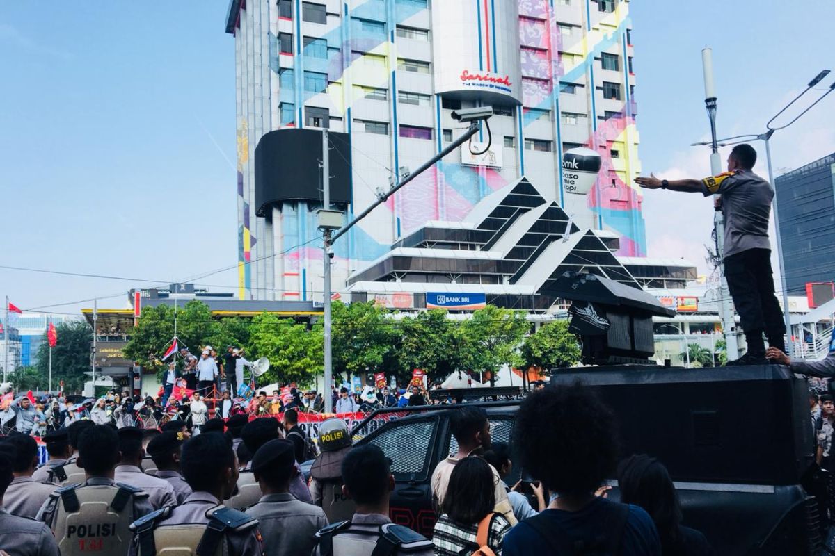 Unjuk rasa di depan Bawaslu sempat memanas