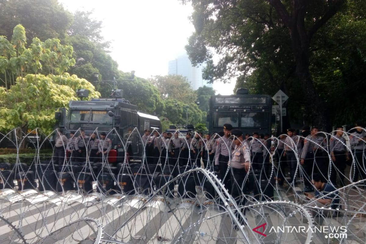 Massa aksi protes damai terus berdatangan di depan Gedung Bawaslu RI