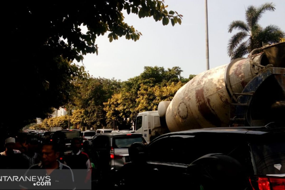 Arus lalu lintas di sekitar Gedung KPU RI tersendat