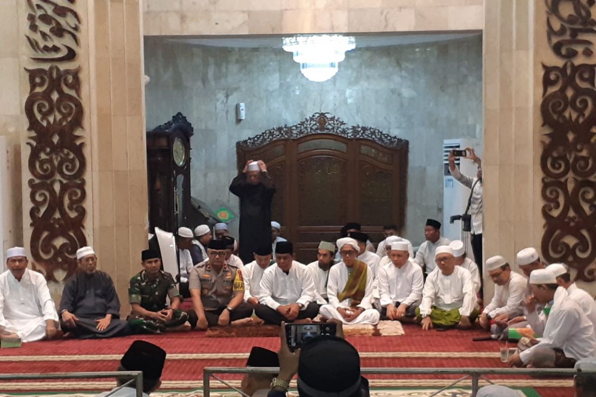 Guru Fadlan pesankan damai  di malam Nuzulul Qur'an