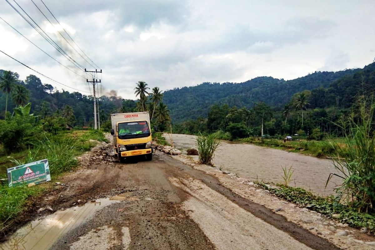 Tiga titik rawan di jalur Jembatan Merah - Lingga Bayu Madina