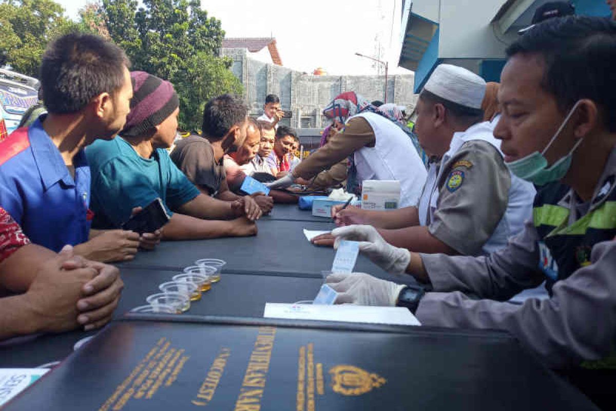 Polres Indramayu cek urine pengemudi kendaraan umum