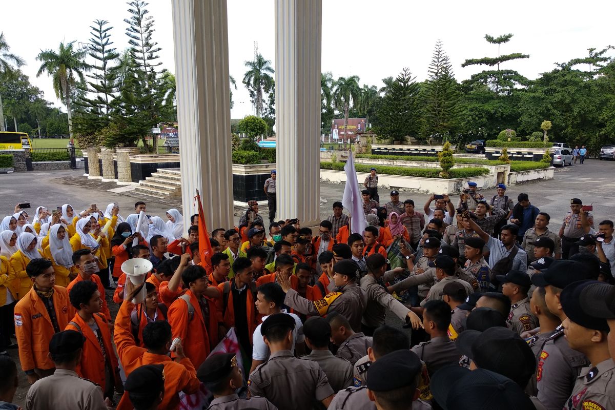 Kenang KPPS gugur mahasiswa Jambi tabur bunga di gedung DPRD