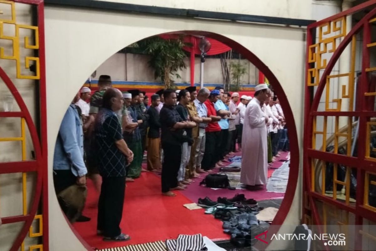 Muslim shalat Jumat di gereja Berlin patuhi aturan jaga jarak