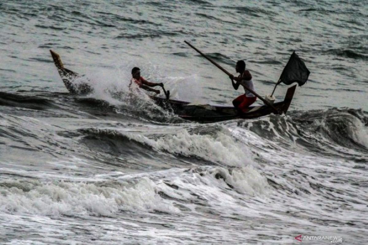 Gelombang tinggi membayangi sebagian perairan Indonesia