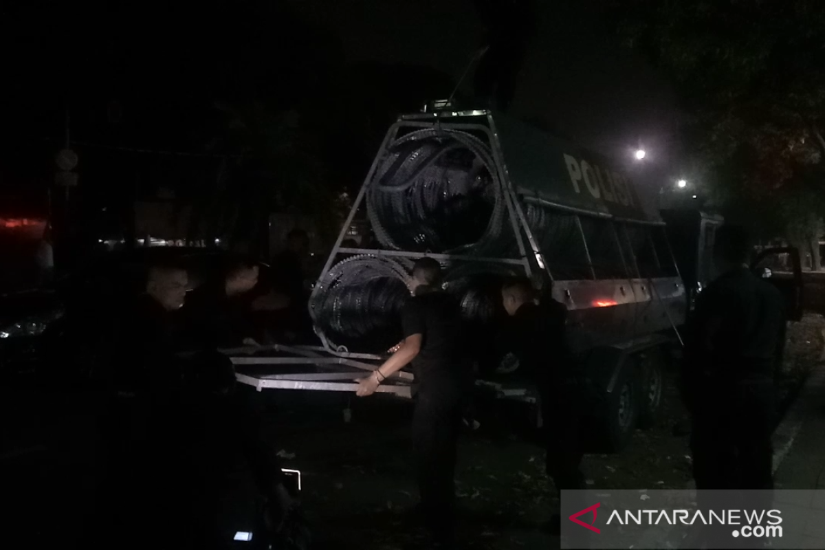 Polisi cabut kawat berduri di depan pintu masuk kantor KPU RI