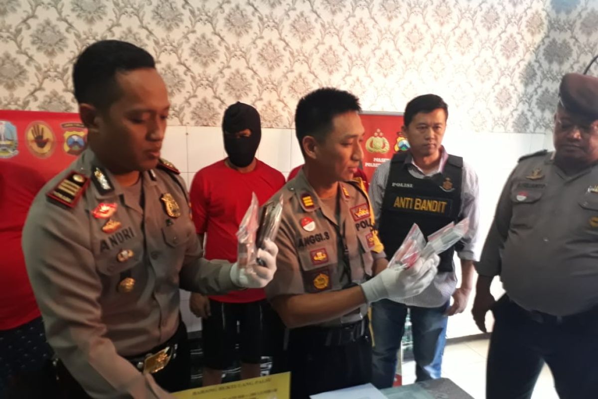 Polisi Surabaya ungkap peredaran uang palsu
