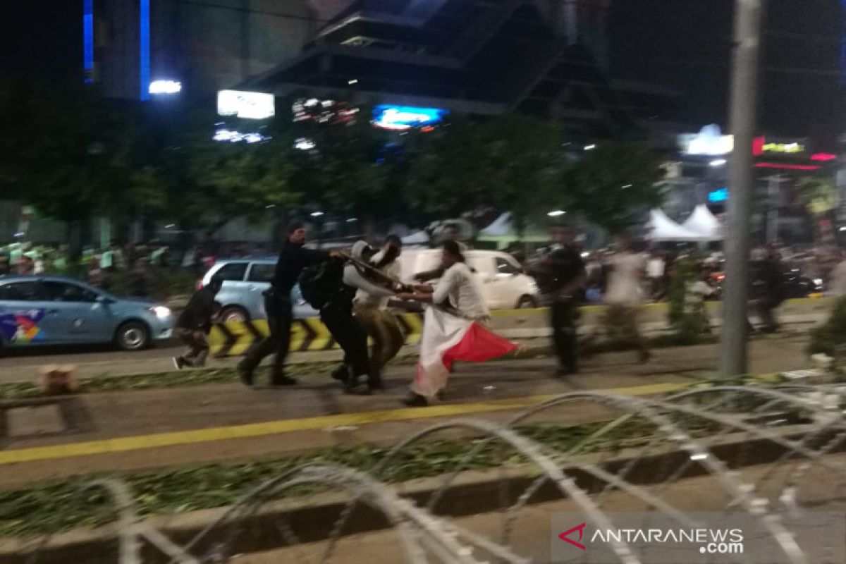 Polisi bubarkan pendemo yang berusaha merusak pagar berduri di Bawaslu