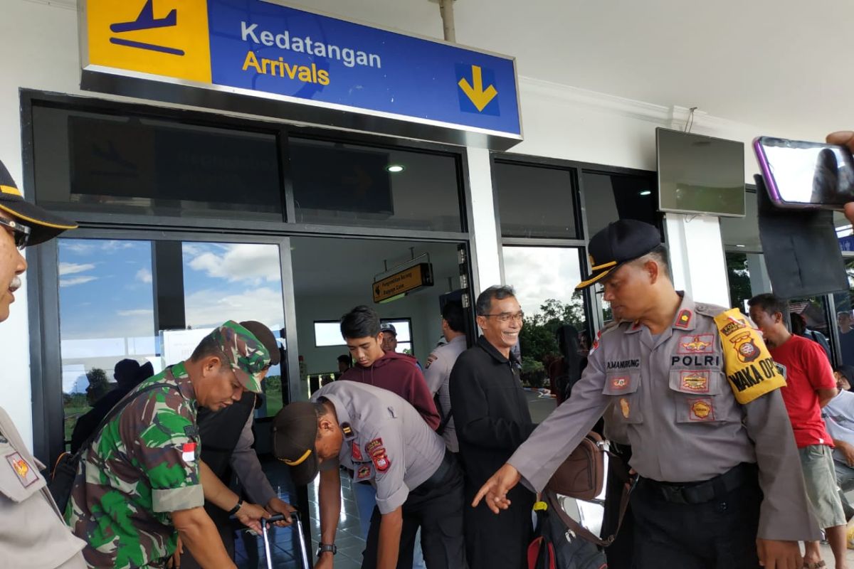 Polisi dan TNI cek penumpang di Bandara Pangsuma Putussibau