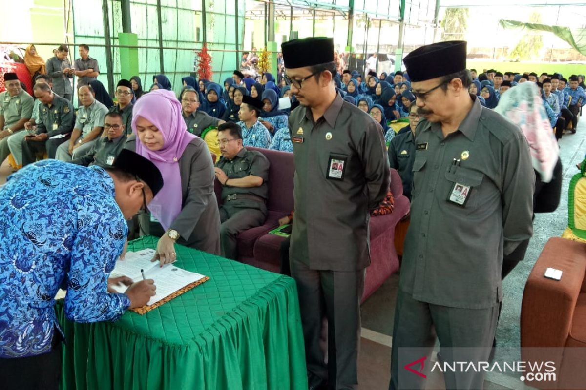 Kakanwil Serahkan 304 SK CPNS Kemenag Sulawesi Selatan